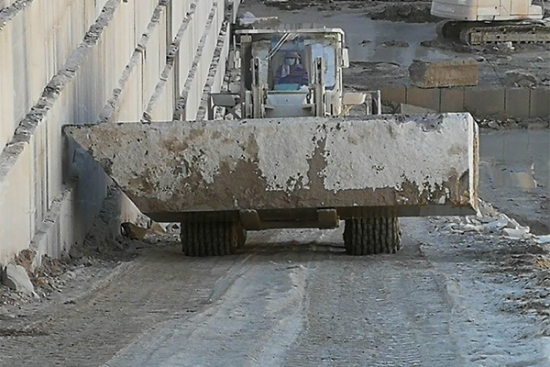 石材叉装车在施工中的安全问题分析